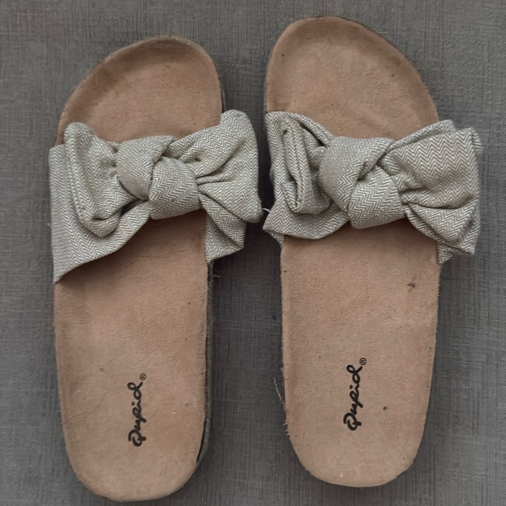 Slides with bow
